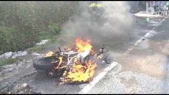 Yamaha Vixion Milik Yahya Terbakar di Osowilangun