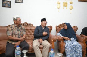 Ridwan Kamil Sambangi Keluarga Ikhsan, Pelajar yang Hanyut di Sungai Bangek Padang