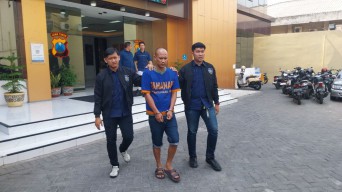 Polda Jatim Limpahkan Tersangka Penipuan Modus Apk ke Kejari Malang