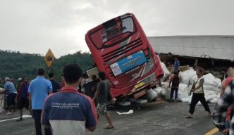 Bus Wisata Tabrak Truk di Tol Surabaya- Malang Empat Orang Tewas