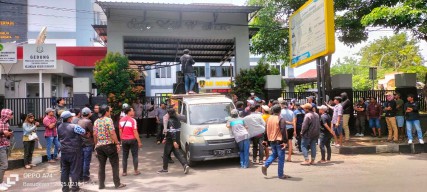 Gelar aksi di depan Kejari Surabaya, puluhan massa tuntut tahan Notaris Dadang.