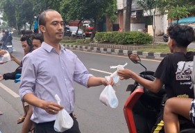 BRI Unit Demak Pererat Hubungan dengan Masyarakat Melalui Berbagi Takjil