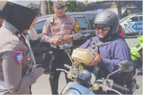 Satlantas Bondowoso Bagikan Tape untuk Sosialisasi Operasi Patuh Semeru 2025