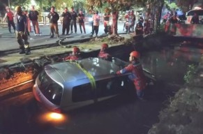 Mobil Masuk Sungai di Jalan Ngagel Surabaya, Penyebab Belum di Ketahui