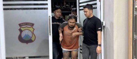 Syahrama Terlihat Tenang Saat Membawa Jasad Sevi Korban Pembunuhan Yang di Masukan Dalam Kerdus