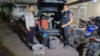 Polisi Ungkap Penimbunan BBM di Jember, 8 Orang Diamankan
