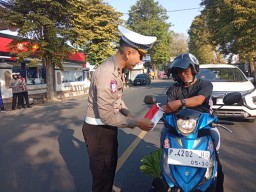 Sambut Kemerdekaan, Polres Jember Bagikan Bendera Merah Putih ke Masyarakat