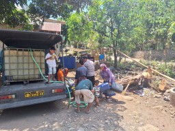 Atasi Kekeringan Polisi Pasuruan Sulap Mobil Patroli jadi Armada Air Bersih