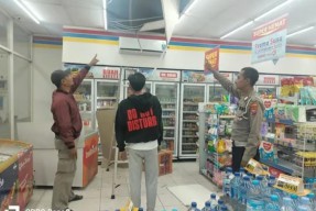 Pencuri Minimarket Tertangkap Saat Sembunyi di Atap
