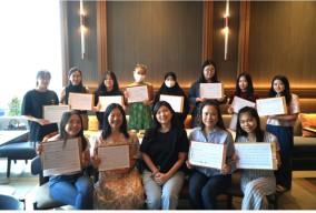 Aloft Surabaya Ajak Tamu Rayakan Kreativitas Lewat Workshop Modern Calligraphy