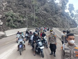 Semeru Masih Berstatus Awas, Polisi Jaga Jembatan Besuk Koboan