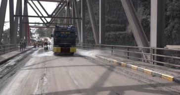 Polisi Kerahkan Water Cannon Bersihkan Jembatan Besuk Kobo'an Lumajang