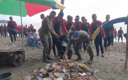 Pusdik Brimob Bersihkan Pantai Pasir Putih Situbondo, Tindak Lanjuti Arahan Presiden