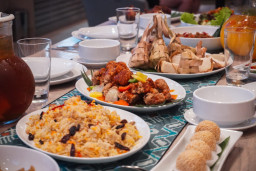 HARRIS Hotel Bundaran Satelit Hadirkan Kehangatan Halal Bihalal Bersama Keluarga