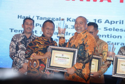 Totalitas Berantas Kejahatan, AKBP Arbaridi Jumhur Raih PWI Jatim Awards