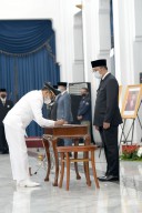 Ridwan Kamil Lantik Ngatiyana sebagai Wali Kota Cimahi Definitif Sisa Masa Jabatan 2017-2022