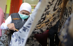 Gubernur Khofifah Ajak Generasi Milenial dan Z Kenalkan Batik Jatim