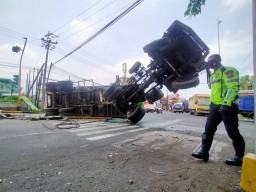 Diduga Rem Blong, Truk Tronton Tabrak Ertiga dan PJU