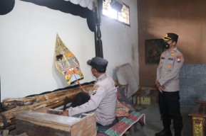 Aiptu Guritno, Ki Dalang dari Polsek Pakel Jual Sebagian Wayang untuk Bangun Masjid