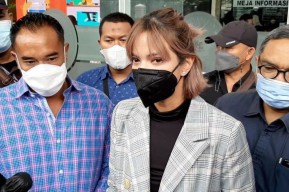 Nia, Nangis Dituntut 12 Bulan Rehabilitasi