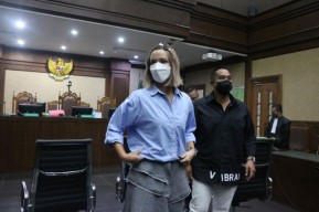 Ngaku Sudah Sembuh, Nia Ramadhani Minta Hukumanya Diperingan