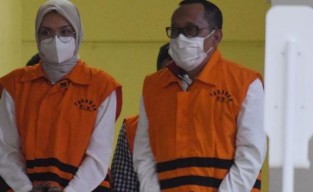Bupati Probolinggo dan Suami Segera Disidang
