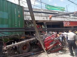 Rem Blong, Truk Kontainer Hantam Ertiga, 1 Tewas