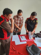 Penyidik Pidsus Kejati Jatim Sita Dokumen Perkara Waduk Wiyung