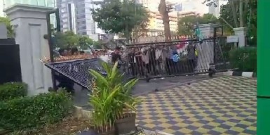 Oknum Kader HMI Diduga Demo Anarkis di Kementerian Investasi,  Pukul Petugas-Merusak