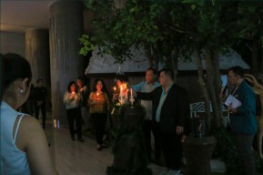 Sambut Natal dan Tahun Baru, Lobby Vasa Hotel Surabaya Didesain Hutan