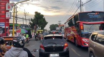 Bus Bikin Macet, Pengguna Jalan Raya Medaeng Protes Pengelola Terminal Purabaya