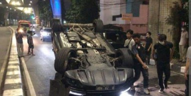 Mobil Terbalik Usai Menghindari Konvoi Motor di Surabaya
