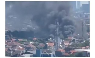 Pool Bus Damri Jagir Surabaya Terbakar, Asap Mengepul