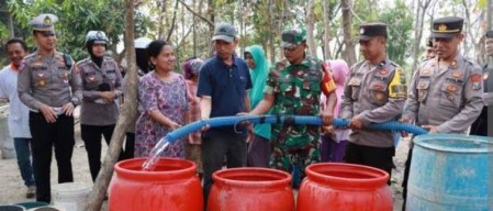 Pemkab Mojokerto Berikan Bantuan Air Bersi dan Paket Sembako di Dusun Kandangan