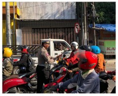 Operasi Patuh Semeru 2024, Polisi Kota Blitar Beri Bunga dan Coklat Bagi Pengendara Tertib