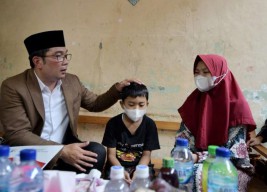 Gubernur Ridwan Kamil Kunjungi Korban Kecelakaan Truk di Bekasi