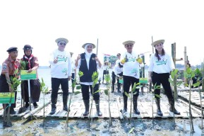 Gubernur Khofifah Tanam 10.000 Bibit Mangrove di Romokalisari Adventure Land Surabaya