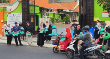Berburu Berkah Ramadhan, Alumni Spega Angkatan 1995 Bagikan Ratusan Paket Takjil
