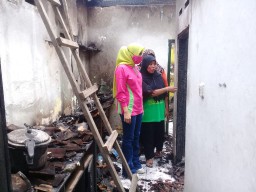 Istri BHS Sambangi Korban Kebakaran, Tangis Haru Pemilik Pecah