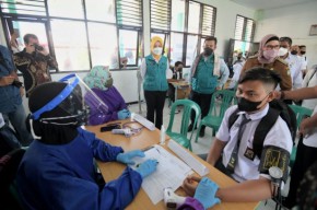 Jelang PTM, Atalia Ridwan Kamil Tinjau Vaksinasi Pelajar di Indramayu