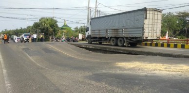 Jembatan Ngaglik 1 di Lamongan Ambles