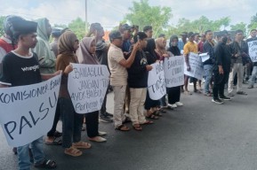 Bawaslu Pamekasan Digeruduk massa Usai Temui Gus Miftah di Rumahnya