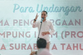 Serahkan Penghargaan Proklim, Wali Kota Eri Ingin Transformasikan Keberhasilan Ini ke Kampung Lain