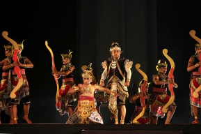 Punggawa Kota Surabaya Kompak Mainkan Peran Wayang Sejarah Sumpah Merah Putih "Gayatri Rajapatni”