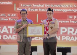 Adhy Karyono Pj Gubernur Jatim terima pin emas dari BNPB