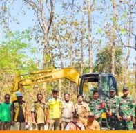 DPU Bina Marga Jatim dan DLH Kab. Mojokerto Bersihkan Tumpukan Sampah di Jalan Raya Kemlagi
