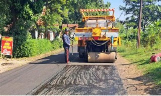 Pemkab Probolinggo melakukan perbaikan Jalan