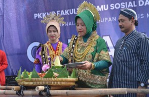 Penutupan PKKMB Fisipol Unesa, Tekankan Literasi Pendidikan Berbasis Digital