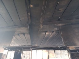 Kebakaran dibawah Bentangan Jalan Tol Dupak, masih menyisakan Asap