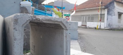 Warga Mempertanyakan mutu Material Proyek dan Keterlibatan SatGas dalam Proyek Saluran.
